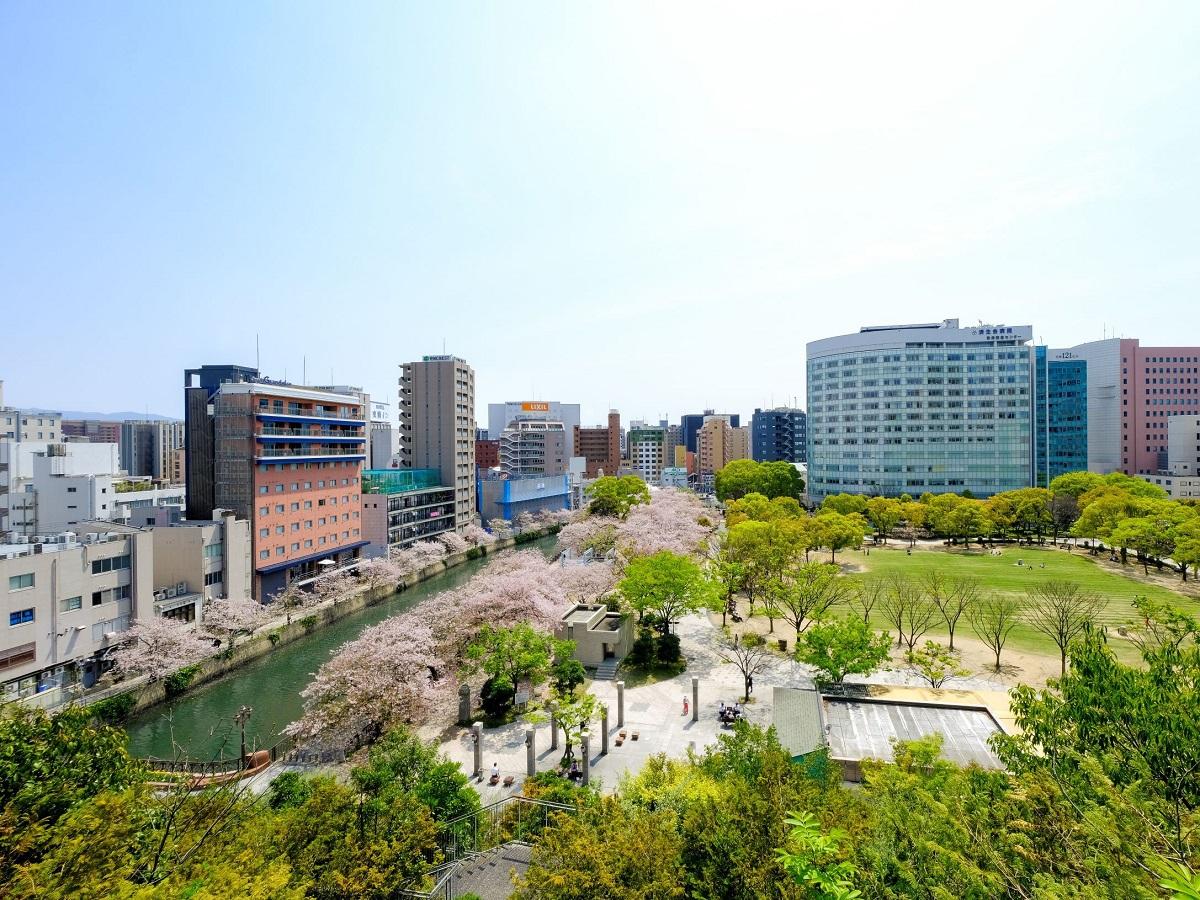 天神中央公園とホテル外観