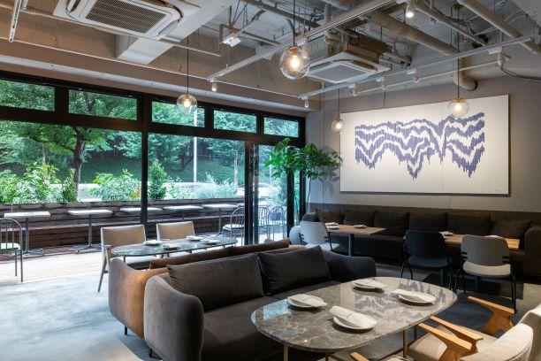 1F モアザンタパスラウンジ