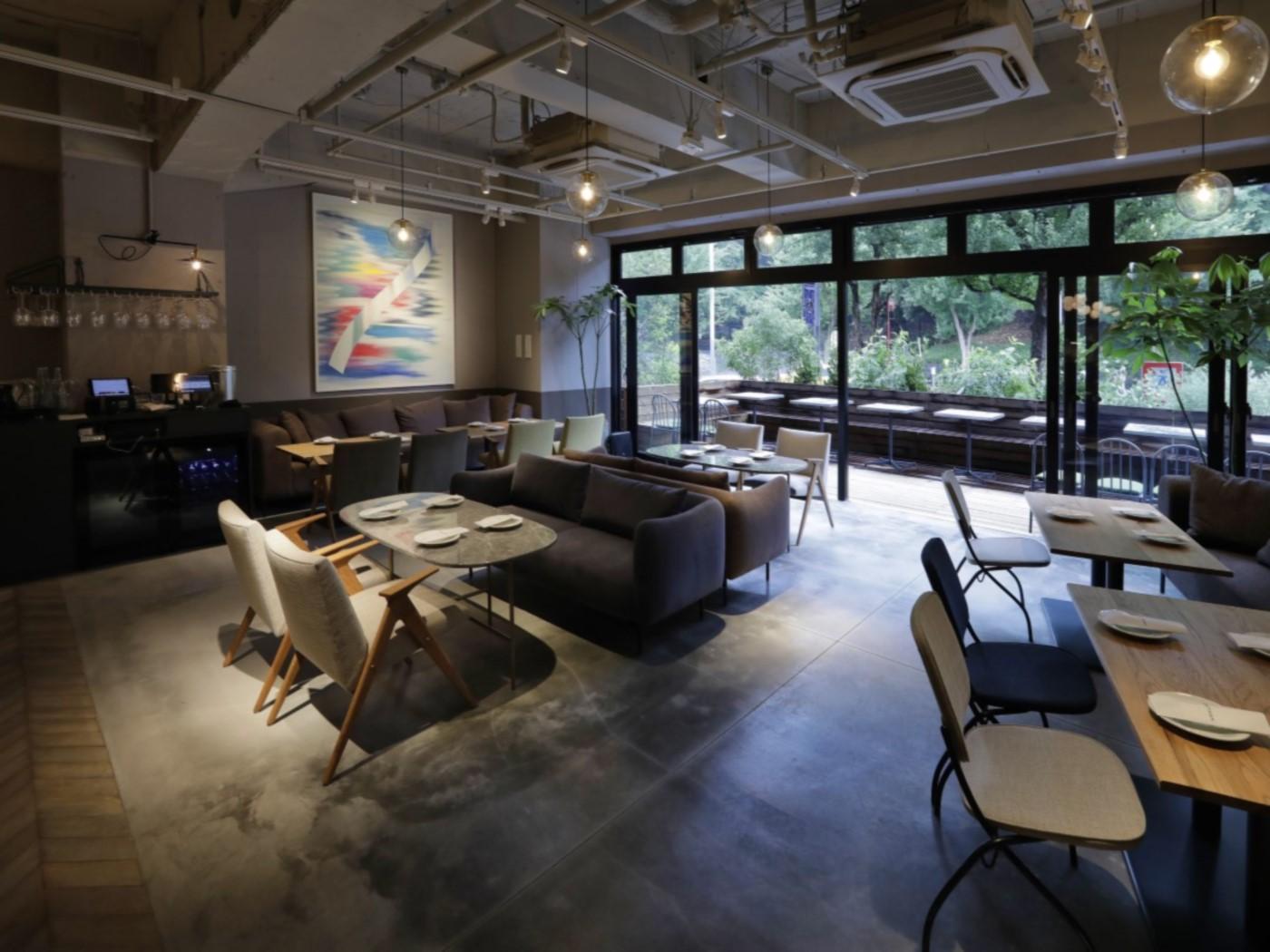 1F モアザンタパスラウンジ