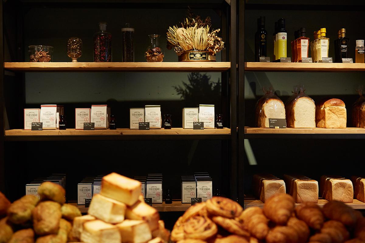 1F モアザンベーカリー