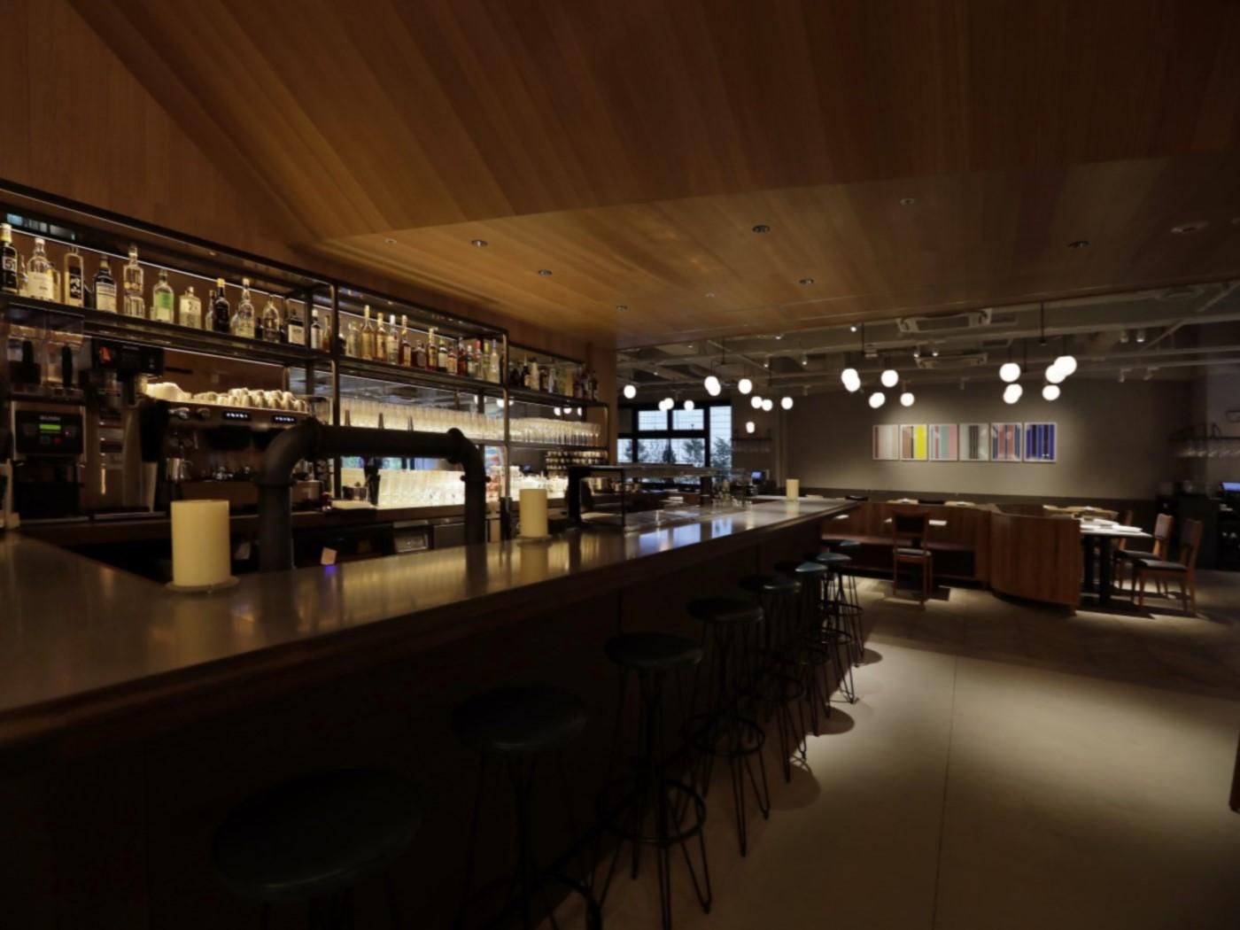 1F モアザンタパスラウンジ バーカウンター