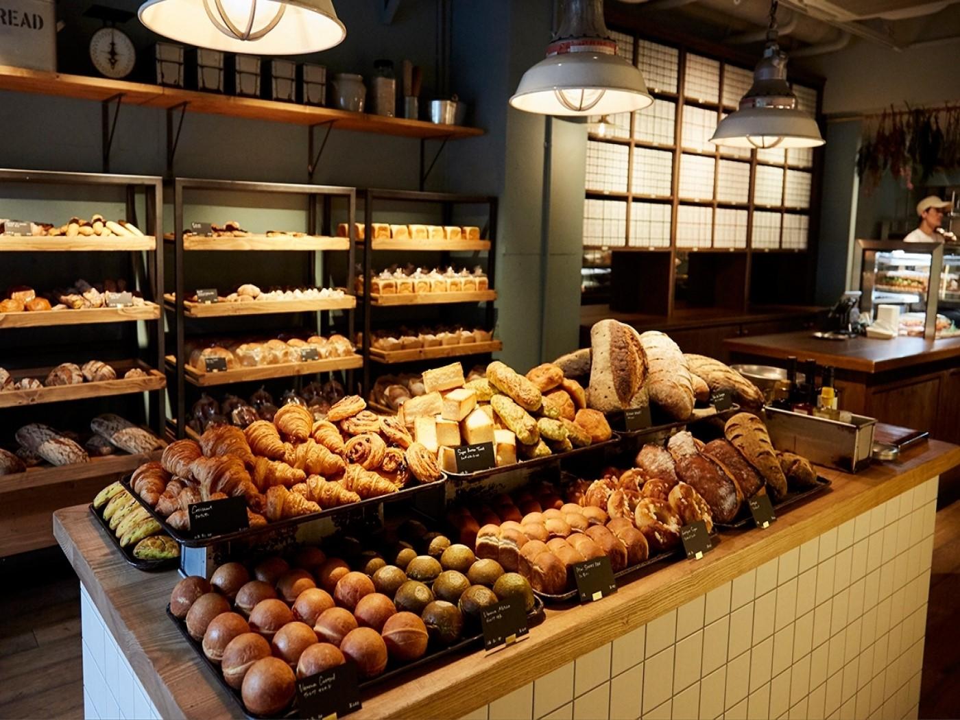 1F モアザンベーカリー