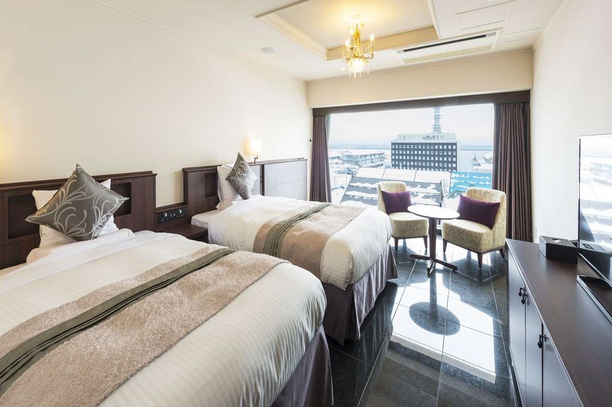 【南館/運河側】ラージツインB／床は大理石。小樽運河を見渡せるお部屋をお楽しみくださいませ。