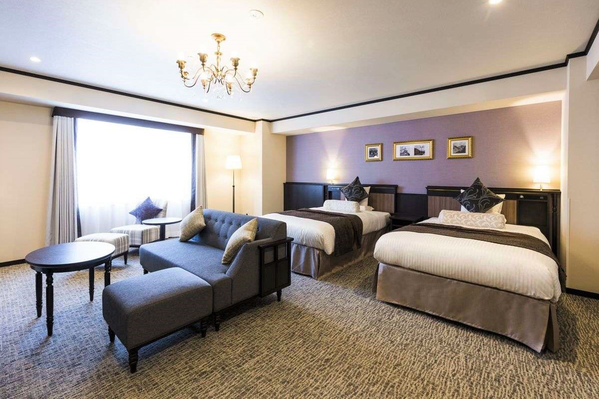 【本館/街側】デラックスアクセシブルツイン／最大3名様まで可能。トイレ・バスには手すりを備えております。