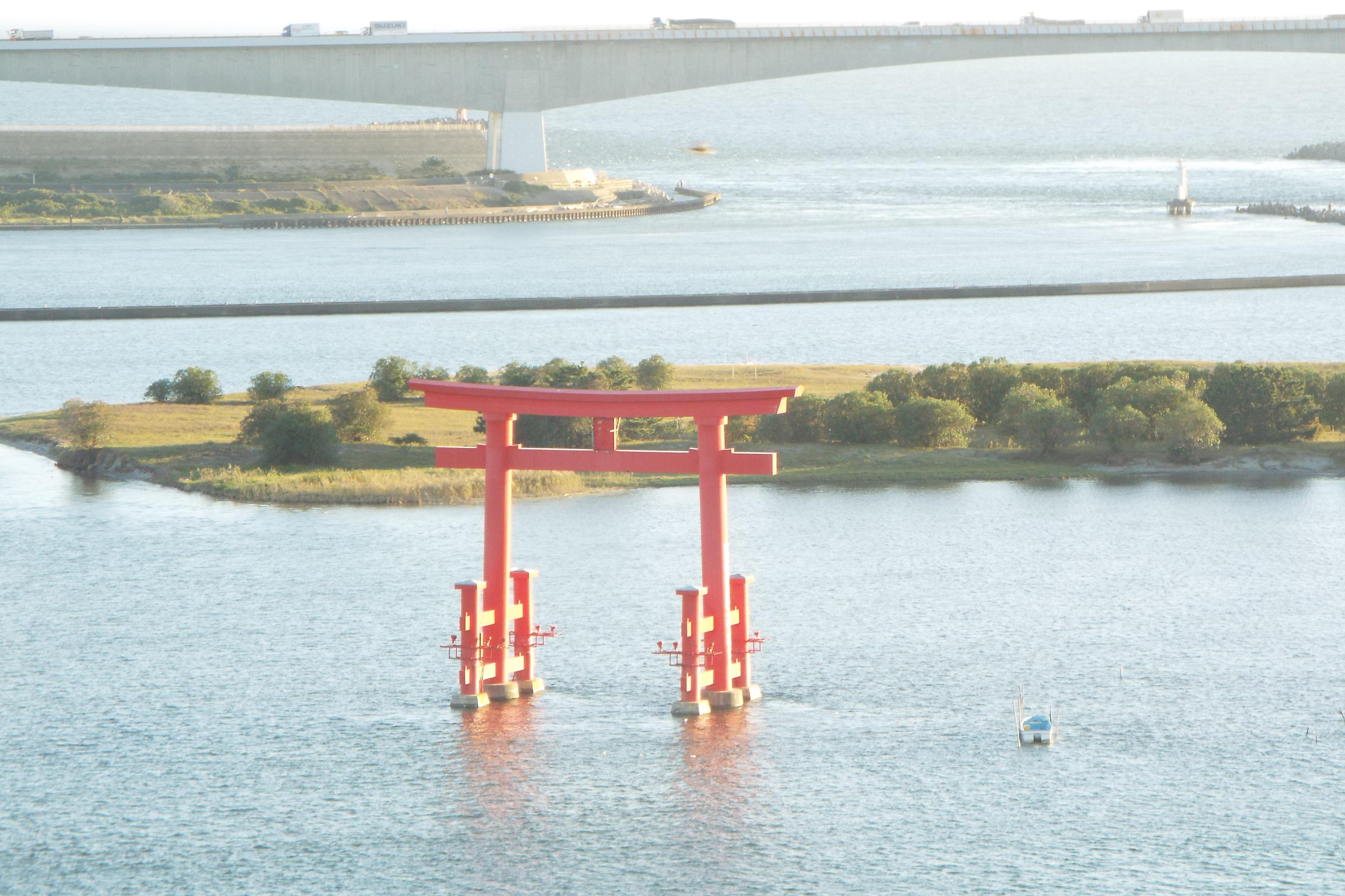 浜名湖に浮かぶ弁天島の大鳥居（海側眺望）