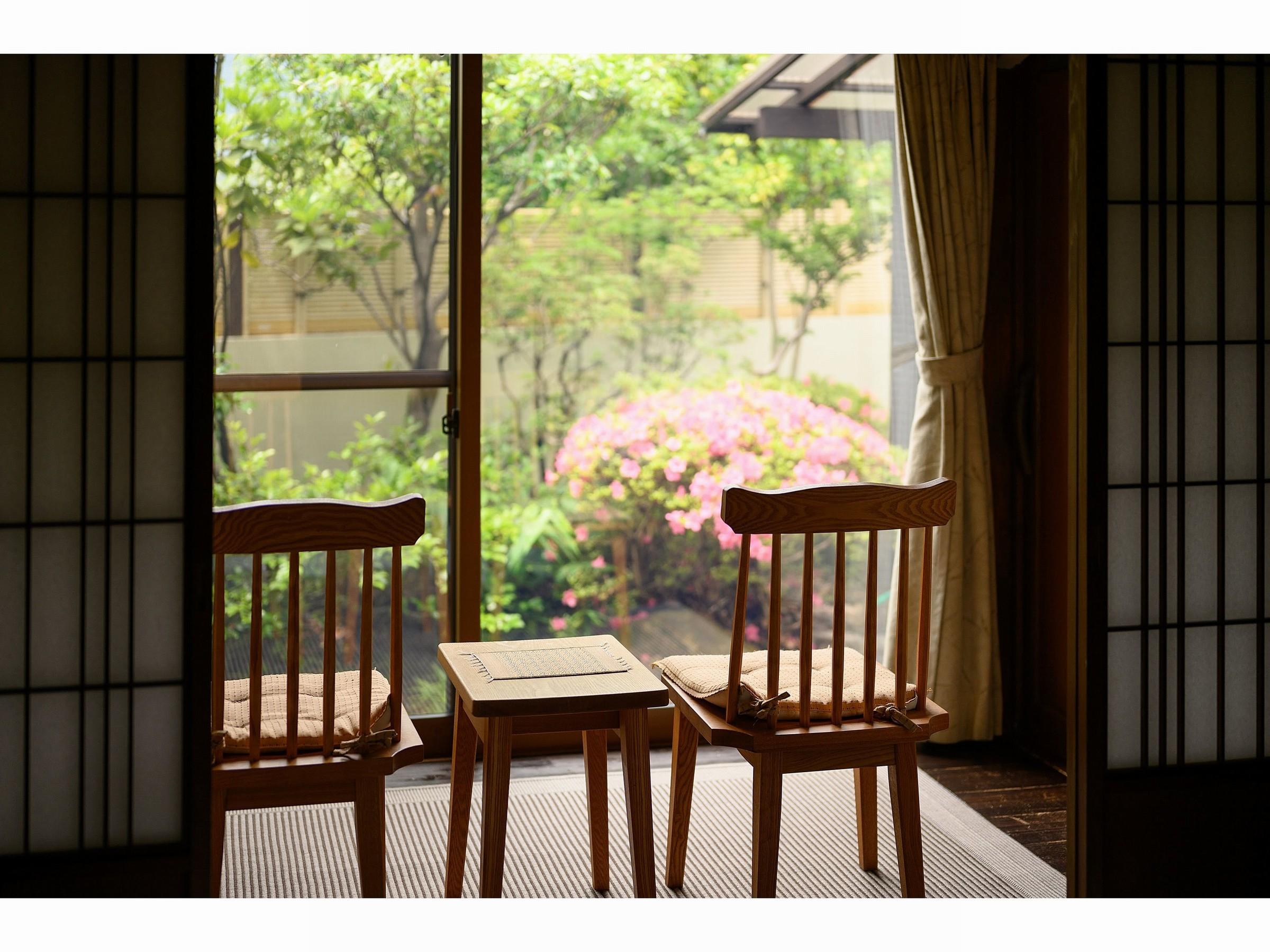 縁側から庭を望む