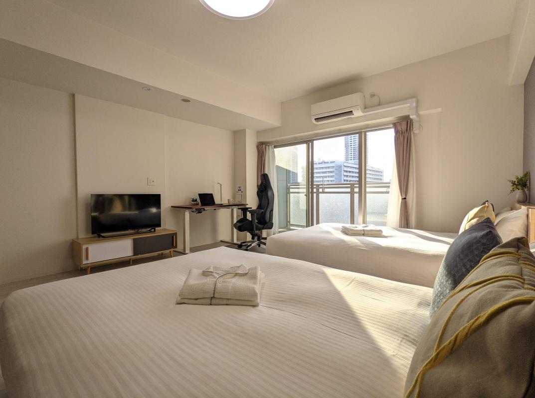 [高層階]ダブルベッドx2_デスク付き_ベランダ