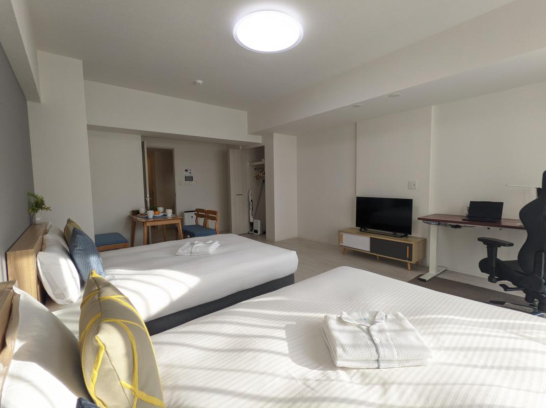 [高層階]ダブルベッドx2_デスク付き_玄関向き