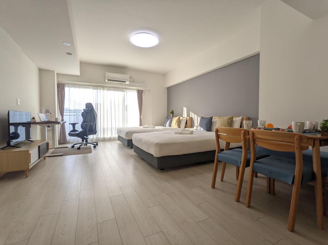 [高層階]ダブルベッドx2_デスク付き_窓向き