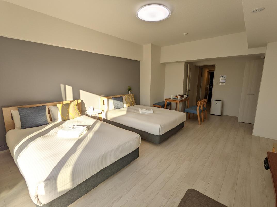 [高層階]ダブルベッドx2_デスク付き_玄関向き