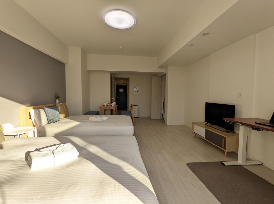 [高層階]ダブルベッドx2_デスク付き_玄関向き